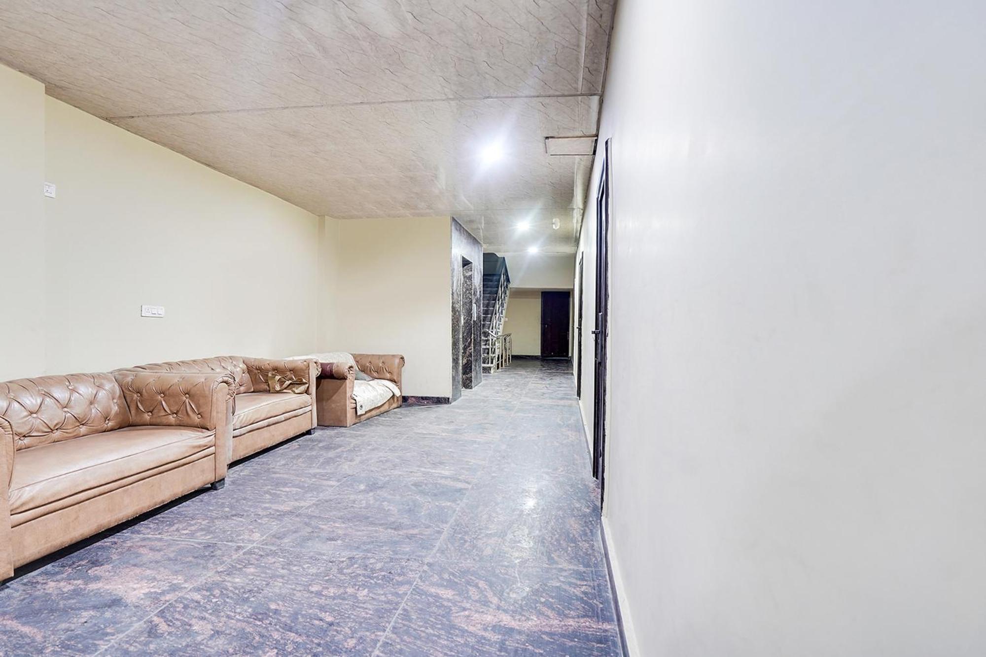 Hotel Fabhotel Reena Residency
